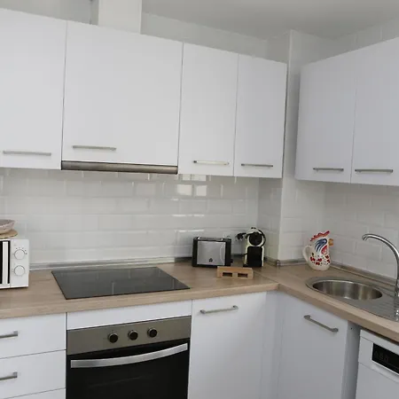 Lightbooking Gardens Apartment *